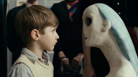 Der kleine Kurt Barnert (Cai Cohrs) begegnet der Kunst in einer Szene des Films "Werk ohne Autor"