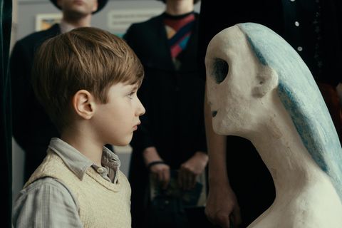 Der kleine Kurt Barnert (Cai Cohrs) begegnet der Kunst in einer Szene des Films "Werk ohne Autor"