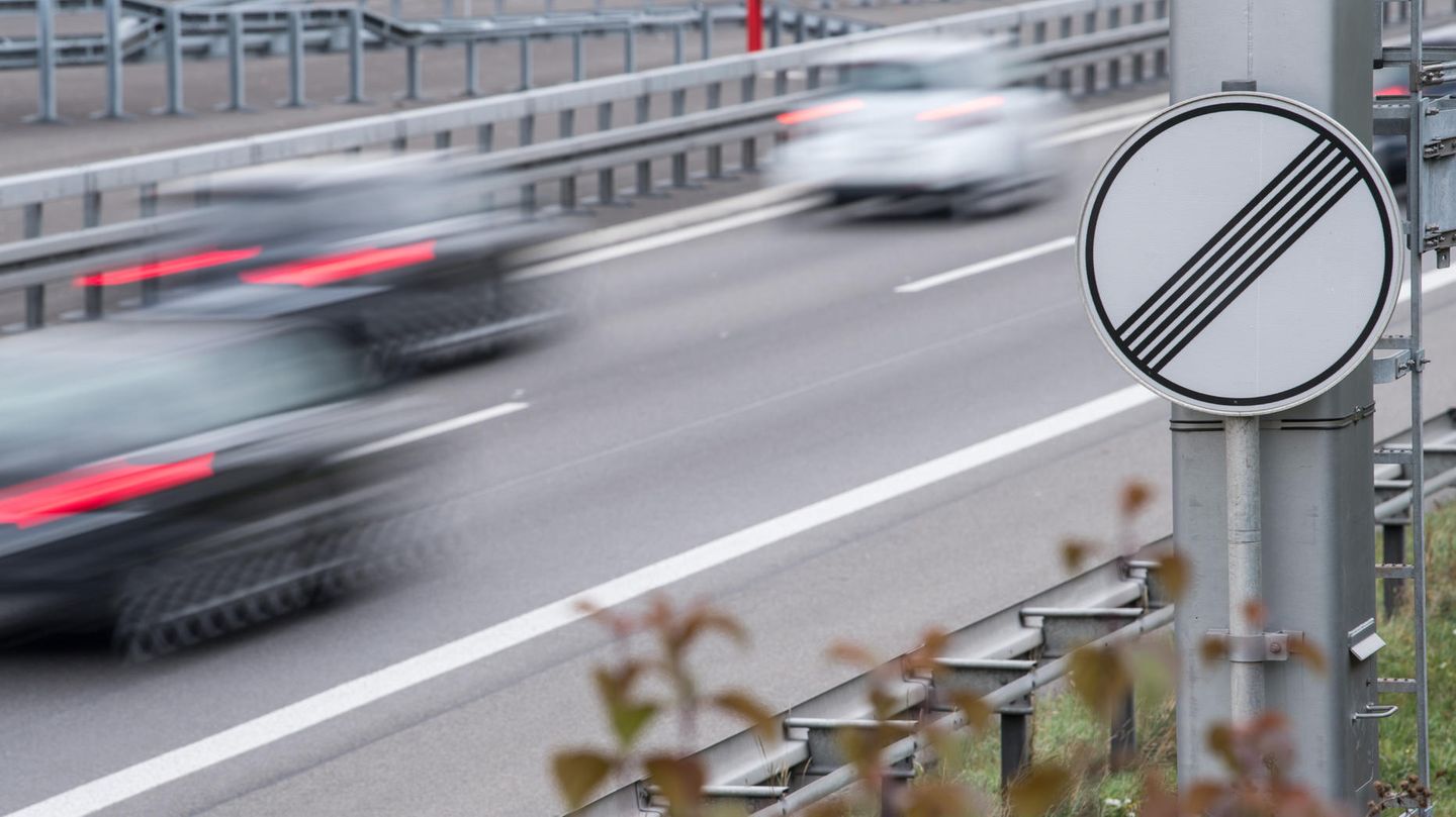 Schild für aufgehobenes Tempolimit