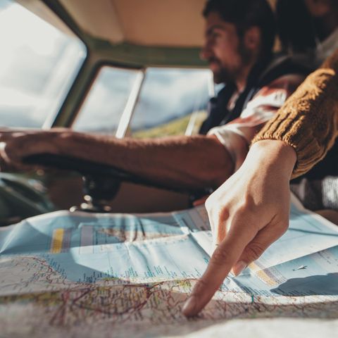 Zwei Personen, die in einem Auto sitzen