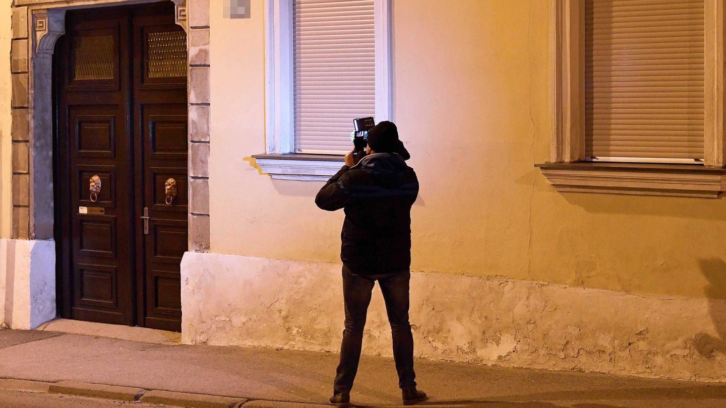 Ein Kameramann filmt im Bereich des Schauplatzes der Entführung einer 88-Jährigen in Eisenstadt in Österreich