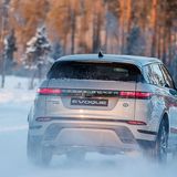 Das Heck mit den schmalen Leuchten ist dem Range Rover Velar nachempfunden