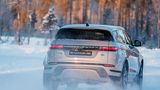 Das Heck mit den schmalen Leuchten ist dem Range Rover Velar nachempfunden