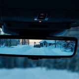 Optional wird im Rückspiegel das Bild aus der Dachantennenkamera angezeigt