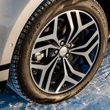 Der Range Rover Evoque II hat trotz handelsüblicher Alljahresreifen eine gute Traktion