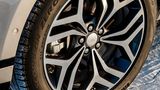 Der Range Rover Evoque II hat trotz handelsüblicher Alljahresreifen eine gute Traktion