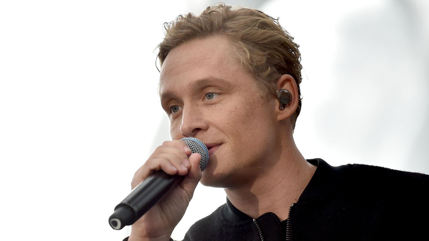 Matthias Schweighöfer steht bei einem Konzert auf der Bühne