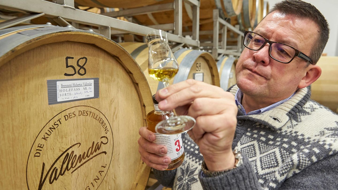 Hubertus Vallendar probiert in seiner Brennerei seinen Whisky "Malt of Kail" aus dem Holzfass. In Deutschland reift eine eigene Whiskykultur mit starker regionaler Verankerung heran.
