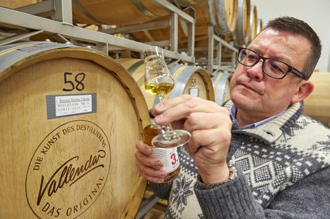 Hubertus Vallendar probiert in seiner Brennerei seinen Whisky "Malt of Kail" aus dem Holzfass. In Deutschland reift eine eigene Whiskykultur mit starker regionaler Verankerung heran.