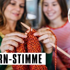 Mutter und Tochter stricken