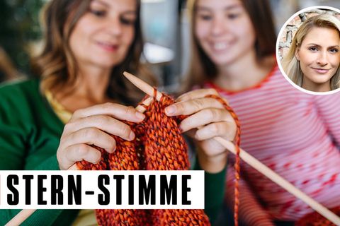 Mutter und Tochter stricken