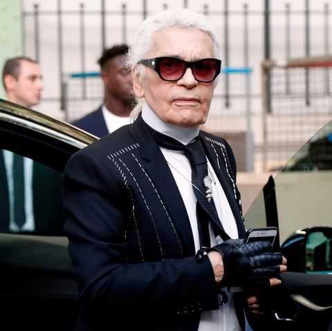 Karl Lagerfeld steigt im typischen Look mit Sonnenbrille und Handschuhen aus einer Limousine aus