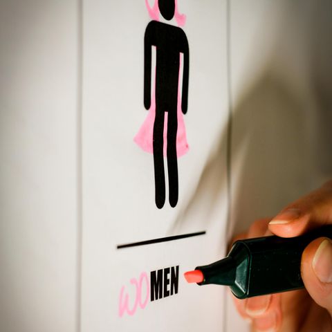 Nein, Feminismus ist nicht nur ein rosarotes Klischee, finden unsere Autoren. Und Männer können dazu sehr wohl einen Beitrag leisten.