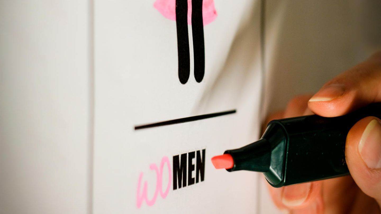 Nein, Feminismus ist nicht nur ein rosarotes Klischee, finden unsere Autoren. Und Männer können dazu sehr wohl einen Beitrag leisten.