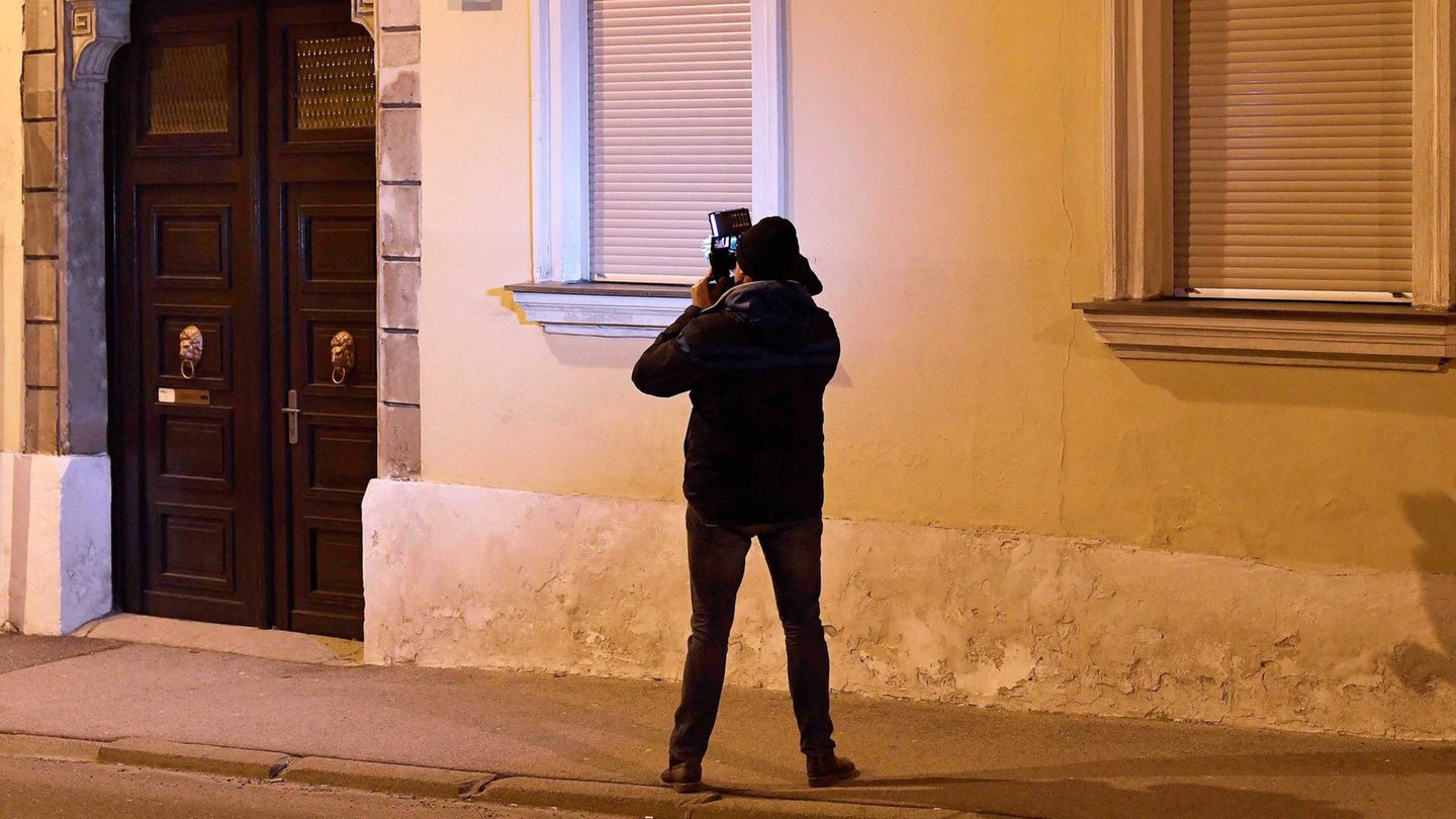 Österreich, Eisenstadt: Ein Kameramann filmt im Bereich des Schauplatzes der angeblichen Entführung