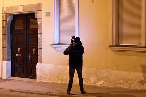 Österreich, Eisenstadt: Ein Kameramann filmt im Bereich des Schauplatzes der angeblichen Entführung