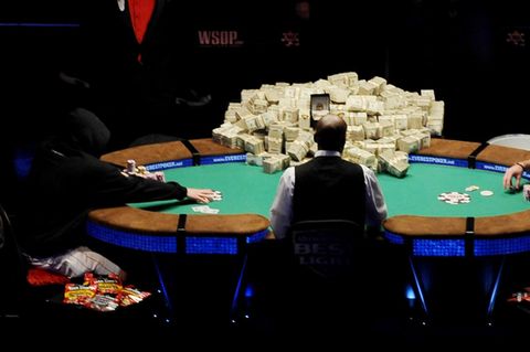 Karten liegen auf einem Pokertisch