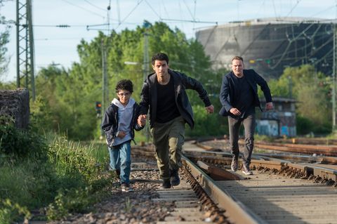 Kamal Atiya (M.) und sein kleiner Bruder Ayoub sind auf der Flucht vor Kriminalhauptkommissar Jens Stellbrink (Devid Striesow)