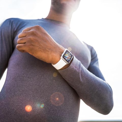 Wer eine Apple Watch oder einen Fitness-Tracker trägt, bewegt sich mehr - so die Hoffnung der Krankenkassen.