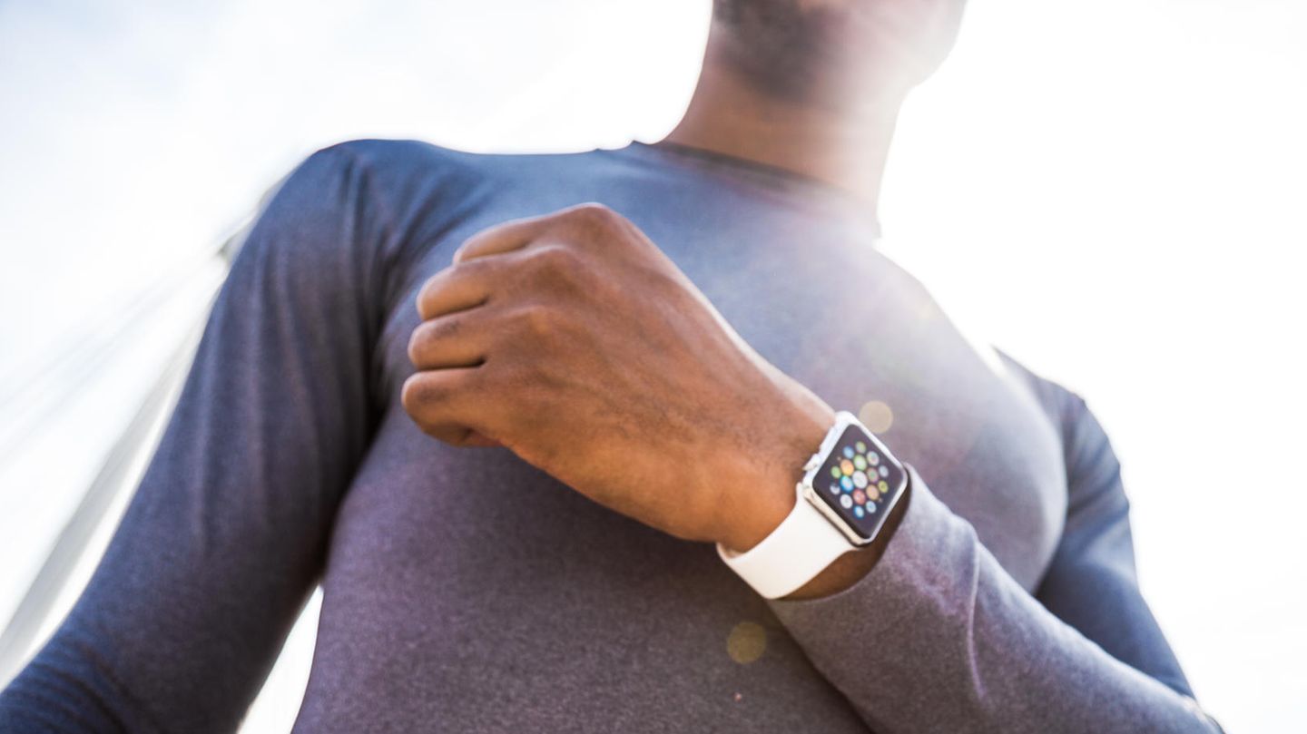 Wer eine Apple Watch oder einen Fitness-Tracker trägt, bewegt sich mehr - so die Hoffnung der Krankenkassen.