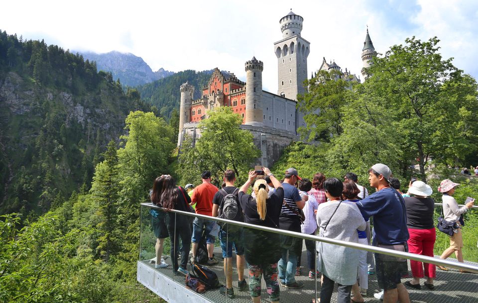 Auf der Aussichtsplattform unterhalb des Schlosses Neuschwanstein: 8000 Besucher muss das Gebäude jeden Tag verkraften.