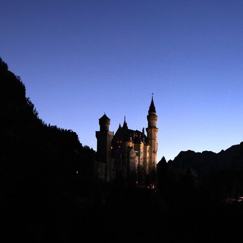 Zur blauen Stunde über dem Schloss Neuschwanstein bei Füssen 