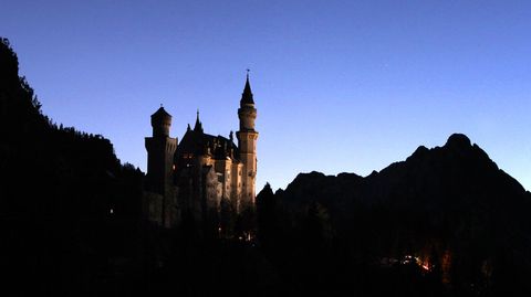 Zur blauen Stunde über dem Schloss Neuschwanstein bei Füssen 