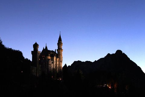 Zur blauen Stunde über dem Schloss Neuschwanstein bei Füssen 