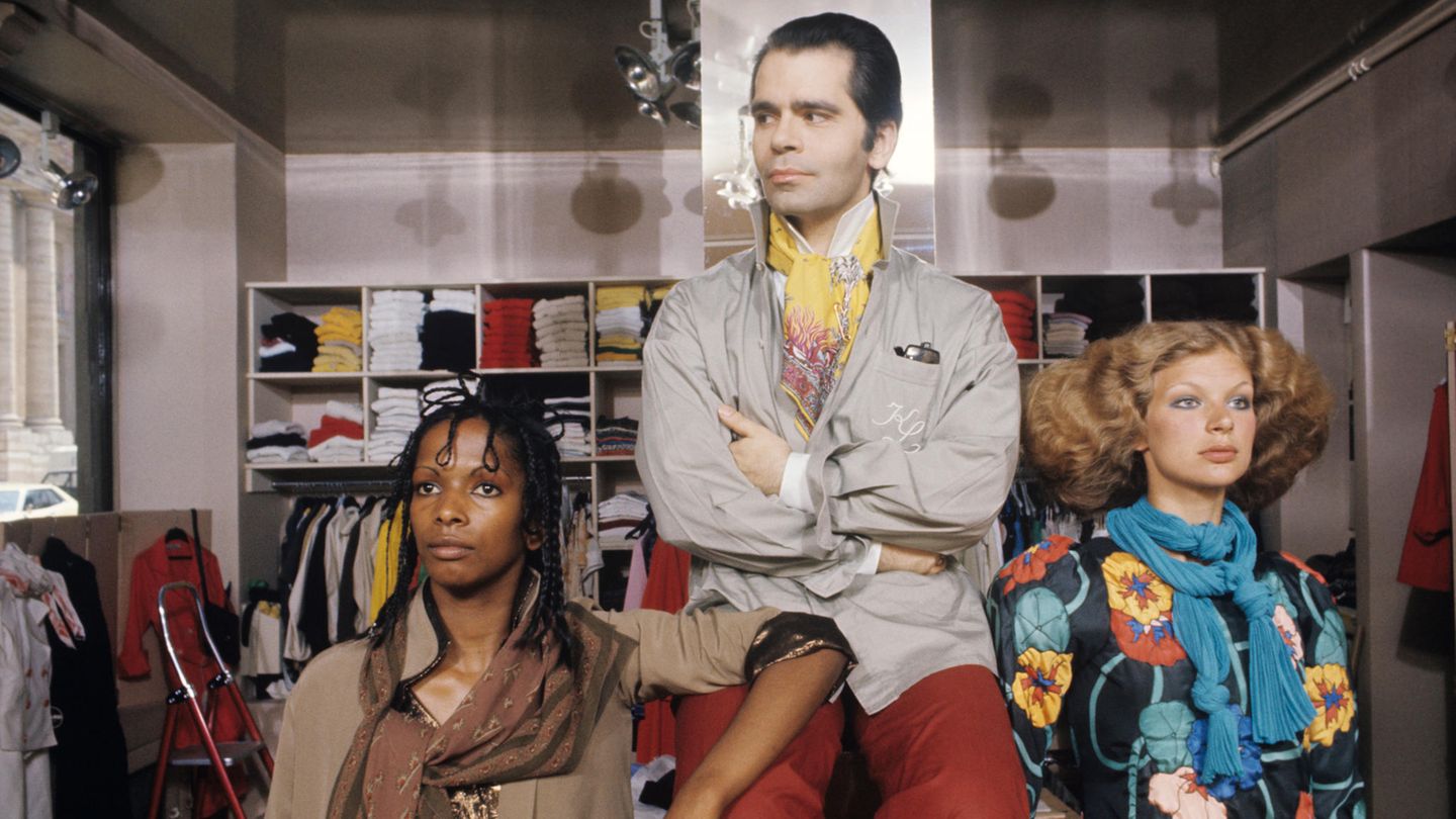 1963 wechselte Lagerfeld als künstlerischer Direktor zu Chloé und konnte sich dort kreativ austoben - bis er das Modehaus 1978 nach Streitigkeiten mit den Eigentümern verließ.