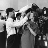 Lagerfeld wollte nicht nur zeichnen, er wollte selbst Mode kreieren. Deshalb begann er 1954 eine Lehre als Schneider bei Pierre Balmain. Der Entwurf seines preisgekrönten Wollmantels ging bei Balmain sogar in Produktion. Drei Jahre später wechselte er ins Atelier des Modemachers Jean Patou, wo er von 1958 bis 1963 als Künstlerischer Direktor arbeitete.