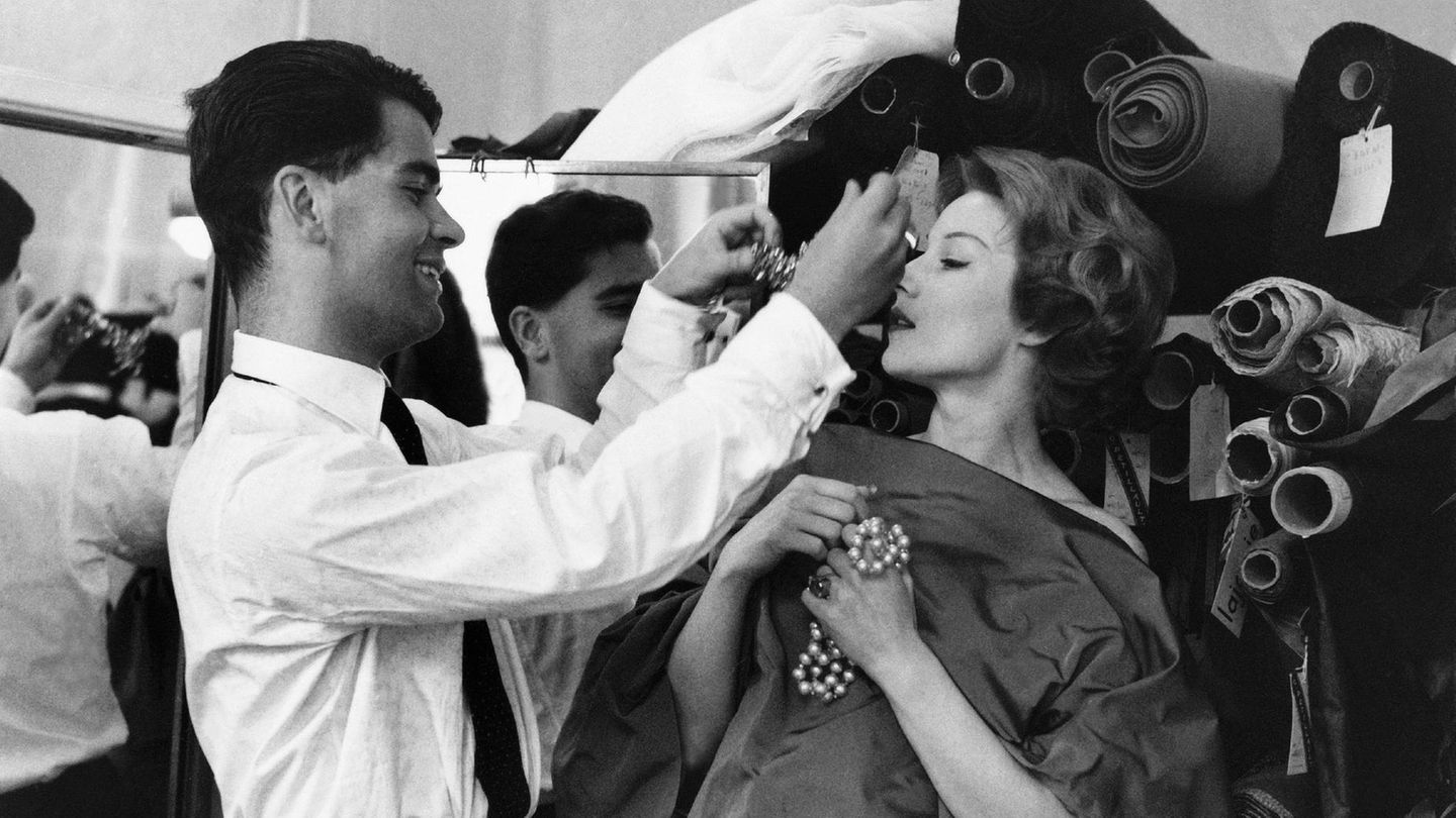 Karl Lagerfeld Lagerfeld wollte nicht nur zeichnen, er wollte selbst Mode kreieren. Deshalb begann er 1954 eine Lehre als Schneider bei Pierre Balmain. Der Entwurf seines preisgekrönten Wollmantels ging bei Balmain sogar in Produktion. Drei Jahre später wechselte er ins Atelier des Modemachers Jean Patou, wo er von 1958 bis 1963 als Künstlerischer Direktor arbeitete.