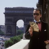 Vor allem während der 1980er- und 1990er-Jahre sah man den Designer immer wieder mit einem Handfächer. Seinen Aussagen zufolge diente er hauptsächlich als Abwehrmittel gegen Zigarettenrauch und als Schutz gegen nervige Paparazzi.