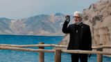 Als Karl Lagerfeld Anfang 2019 erstmals bei zwei Chanel-Fashion-Shows in Paris fehlte, spekulierte die Modewelt bereits über seinen Gesundheitszustand. Am Morgen des 18. Februar wurde er in Paris ins Krankenhaus gebracht, wo er am Dienstagmorgen, den 19. Februar 2019, im Alter von 85 Jahren verstarb. 