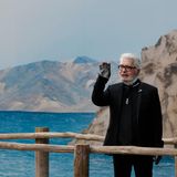 Als Karl Lagerfeld Anfang 2019 erstmals bei zwei Chanel-Fashion-Shows in Paris fehlte, spekulierte die Modewelt bereits über seinen Gesundheitszustand. Am Morgen des 18. Februar wurde er in Paris ins Krankenhaus gebracht, wo er am Dienstagmorgen, den 19. Februar 2019, im Alter von 85 Jahren verstarb. 