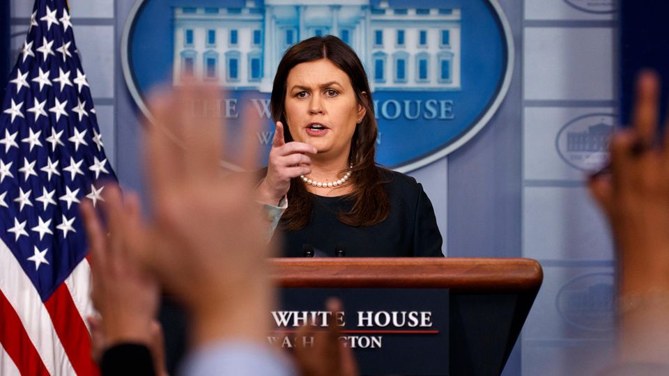 Sarah Sanders hält eine Pressekonferenz im Weißen Haus