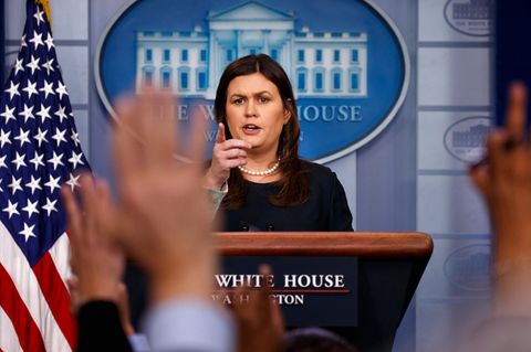 Sarah Sanders hält eine Pressekonferenz im Weißen Haus