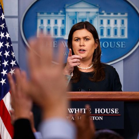 Sarah Sanders hält eine Pressekonferenz im Weißen Haus
