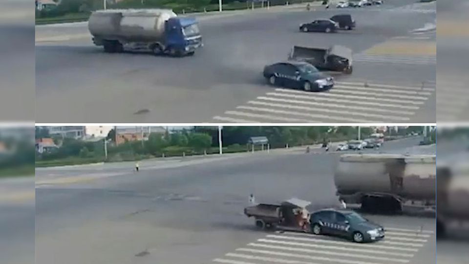 Zwei Zusammenstöße zweier Verkehrsteilnehmer in ein und demselben Unfall? Was erst einmal kurios klingt, ist auf dieser Straßenkreuzung in China tatsächlich passiert.