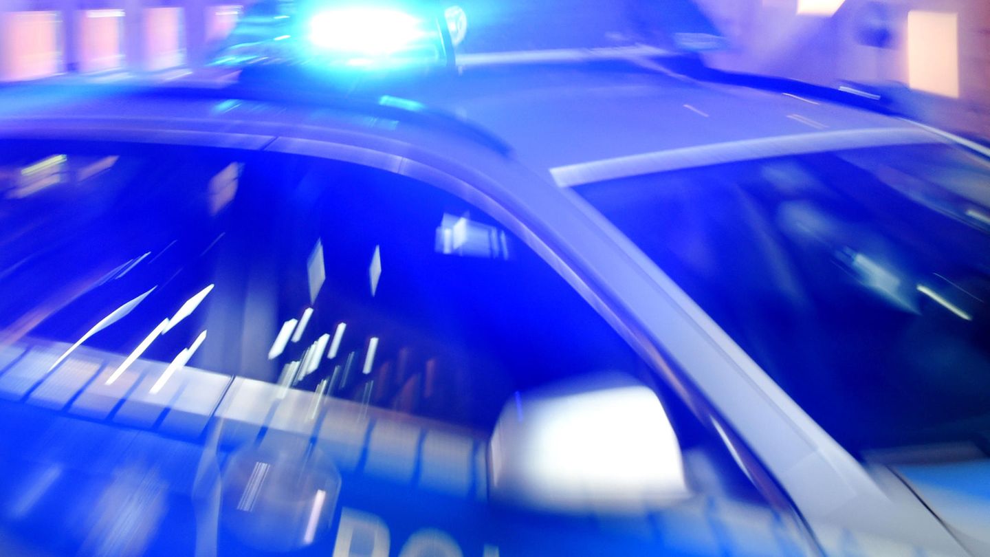 Ein Polizeiwagen mit Blaulicht