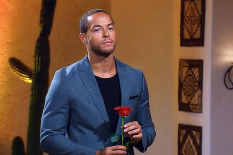 Andrej Mangold mit einer Rose in der Hand vor der nächsten Entscheidung
