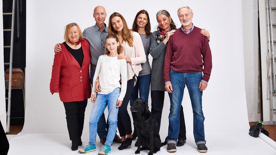Neues Leben mit neuer Patchworkfamilie. Der Autor mit seiner Mutter (ganz links), die beiden Töchter Henni und Alina, Natascha und ihre Eltern (ganz rechts). Davor der Familienhund Fancy.