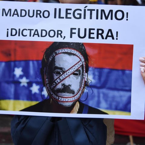 "Maduro, illegitimer Diktator, verschwinde", steht auf einem Plakat eines Demonstranten