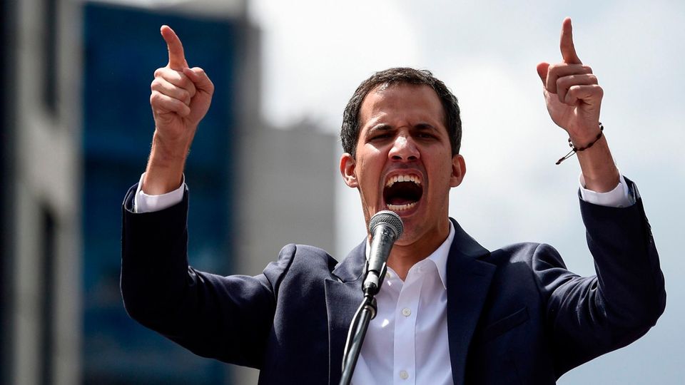 Parlamentschef Juan Guaidó spricht und gestikuliert Parlamentschef Juan Guaidó spricht und gestikuliert