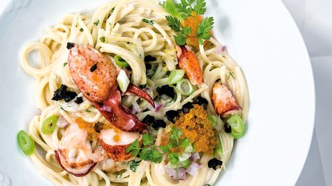 Spaghetti mit Kerbelsahne, Forellenkaviar und Hummer. Kocht sich bei etwas Vorbereitung ganz leicht.