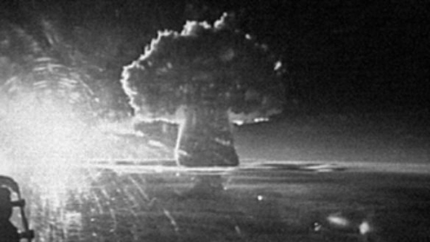 Ein Militärflugzeug filmte die gewaltige Explosion