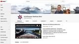 Der Kreuzfahrt-YouTuber  Er ist sich für nichts zu schade: Matthias Morr. Der Journalist mit seiner Domain "schiffstester.de" hat sich ganz der Themenkombination von Kreuzfahrt und Youtube verschrieben. Mit Videokamera und Selfie-Stick läuft er durch Kabinen, Schiffsrestaurants, saust Wasserrutschen hinab und an Zip-Lines über so manches Sonnendeck. In seinen kurzen oder bis zu 30-minütigen Clips filmt er sich hauptsächlich selbst, berichtet über seine Landausflüge, unterlegt Zeitraffer-Szenen bei Hafenmanövern und auf See mit flotter Musik.  Zu seinen Clips geht es hier: www.schiffstester.de und www.youtube.com/user/matthiasmorr