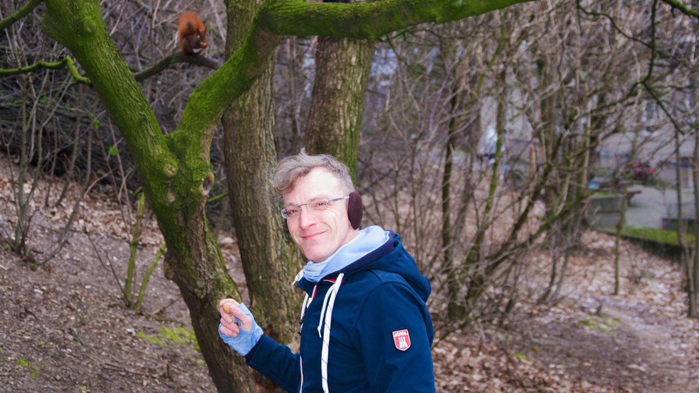 Artur Fischer-Meny trifft beim Hörnchenfüttern auf das junge Eichörnchen Chap