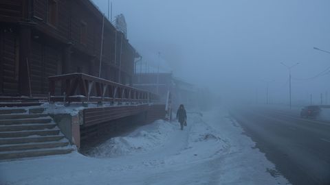 Ein Bewohner unterwegs in der Kälte und Dunkelheit von Jakutsk (Archivbild)