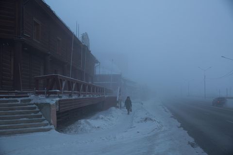 Ein Bewohner unterwegs in der Kälte und Dunkelheit von Jakutsk (Archivbild)