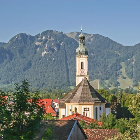 Blick auf das Dorf Lenggries mit byrischer Zwiebelturm-Kirche